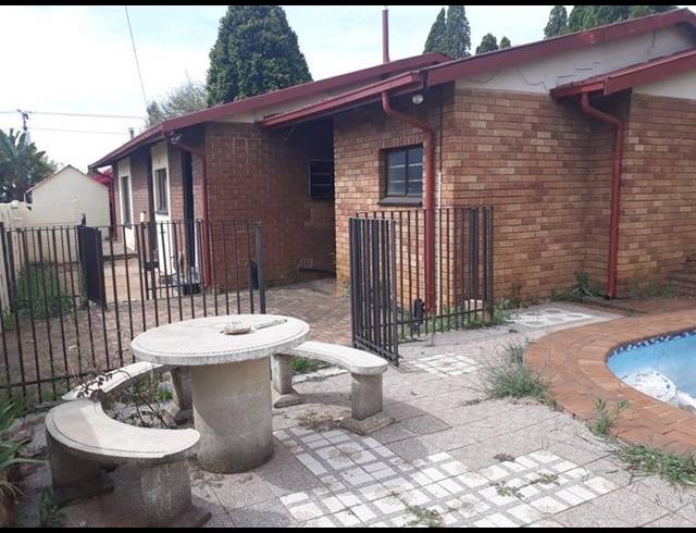 4 BEDROOM HOUSE FOR SALE IN KLOPPERPARK